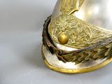 un casque orné d'un motif doré sur fond blanc