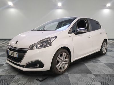 la petite voiture blanche est garée dans la pièce au sol en damier