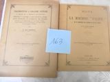 deux vieux livres posés sur une table, sur laquelle se trouve un mot