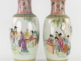 paire de vases chinois ornés de femmes et d'hommes dans un jardin