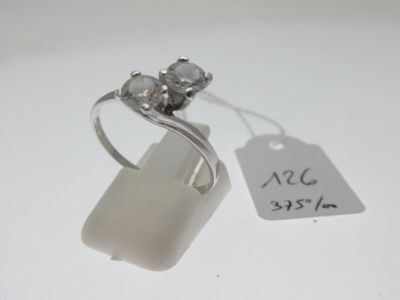 une bague en argent sertie de deux diamants, avec une étiquette indiquant le prix