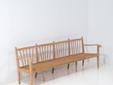 un banc en bois dans une pièce blanche aux murs blancs