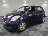 la photo d'une voiture bleue garée dans un garage