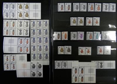 de nombreux timbres collés sur un tableau noir