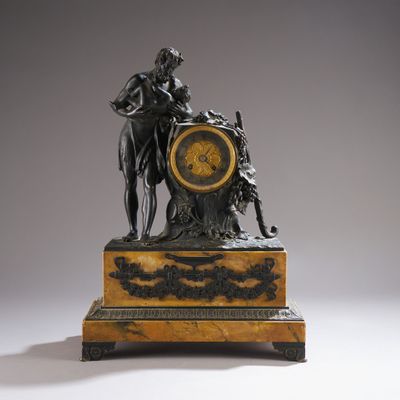 une statue représentant un homme et une femme tenant une horloge