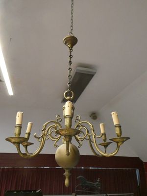 un lustre suspendu au plafond d'une pièce
