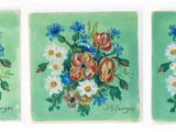 trois tableaux représentant des fleurs sur fond vert et sur fond blanc