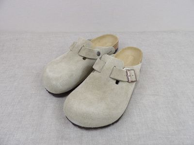 sabots en daim beige avec des boucles sur le côté