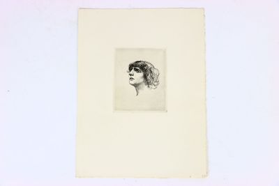 dessin d'un visage de femme sur une photo en noir et blanc