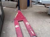 deux skis posés par terre dans le garage