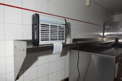 une photo d'une cuisine professionnelle équipée d'un climatiseur
