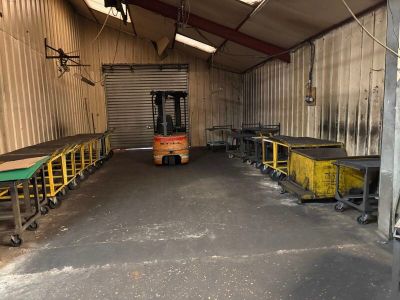 un grand entrepôt avec un chariot élévateur au milieu de la pièce