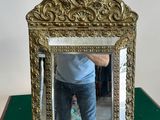 un homme se prenant en photo dans un miroir