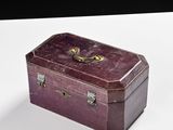une boîte violette posée sur une table blanche