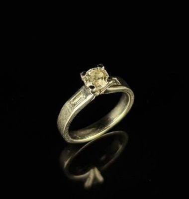 Bague solitaire en or blanc orné d'un diamant rond de taille…