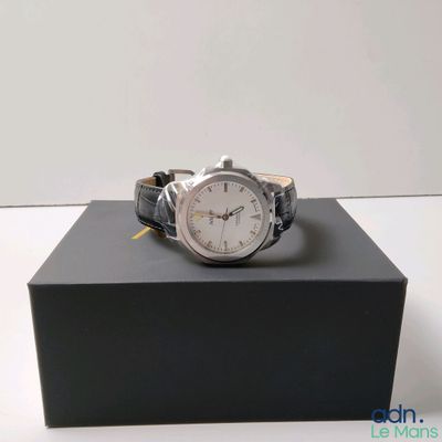 une montre posée sur une boîte noire