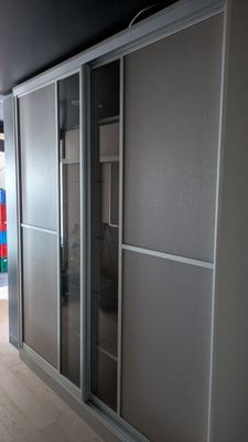 une image représentant une pièce avec une porte coulissante et un placard