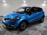 une voiture bleue est garée dans une pièce au sol à carreaux