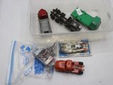 un bac en plastique contenant un petit train et d'autres véhicules miniatures