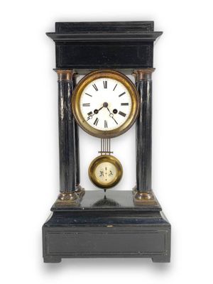 Pendule portique à colonnes en bois noirci et laiton, cadran…