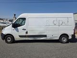 une camionnette blanche garée sur le parking
