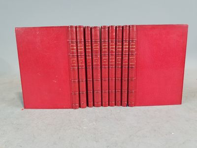 six livres rouges empilés les uns sur les autres sur une table