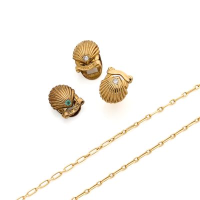deux paires de boucles d'oreilles en coquillage et chaîne plaquées or, une paire de boucles d'oreilles en coquillage et chaîne plaquées or et une paire de boucles d'oreilles en coquillage plaquées or