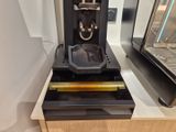 une machine à café posée sur un comptoir