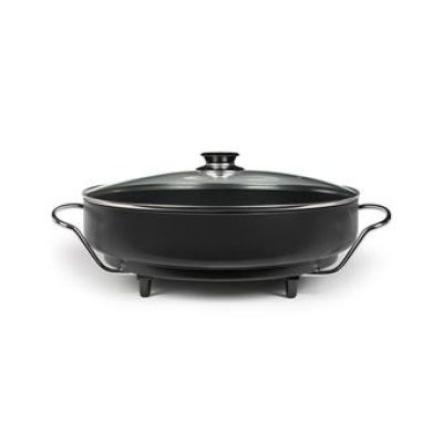 une casserole noire avec un couvercle sur fond blanc