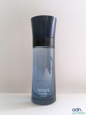 l'image d'un flacon de parfum posé sur une table