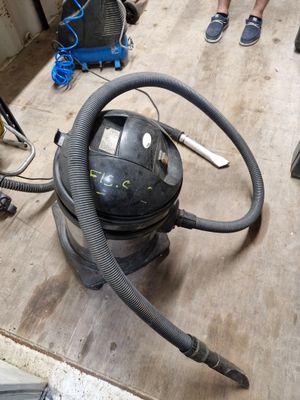 un aspirateur posé sur le sol d'une pièce