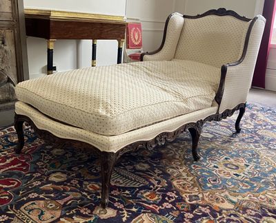 une chaise longue au milieu d'un salon