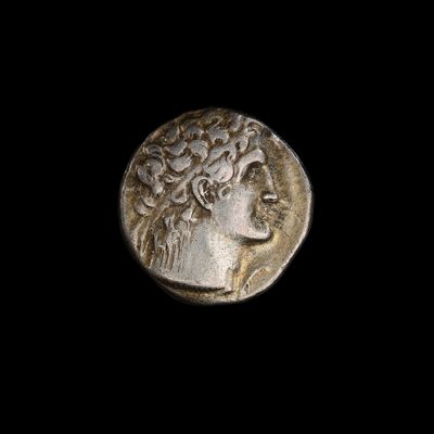 gros plan d'une pièce de monnaie sur laquelle figure un visage de femme