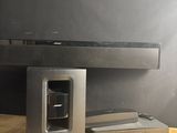 une photo d'un téléviseur à écran plat posé sur une table en bois
