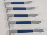six outils bleus et argentés sont alignés sur une surface blanche