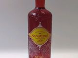 une bouteille d'alcool posée sur une table