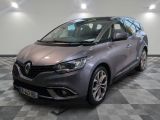 la voiture grise est garée sur un sol en damier dans le garage