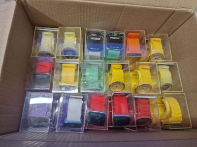 une boîte remplie de téléphones portables de toutes sortes