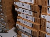 beaucoup de cartons empilés les uns sur les autres par terre