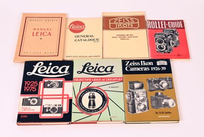 un grand nombre de livres posés sur une table