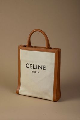 un sac blanc et marron sur lequel est inscrit « Celine Paris »