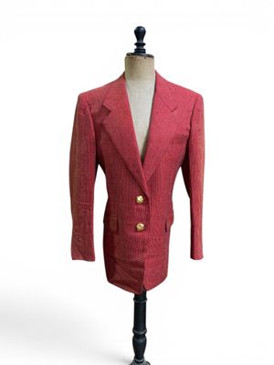 une photo d'une veste rouge sur un mannequin