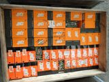 une pile de boîtes orange empilées les unes sur les autres