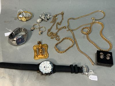 beaucoup de bijoux en or et en argent sur une table