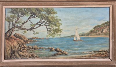 une peinture à l'huile représentant un voilier sur l'eau, près de rochers et d'arbres
