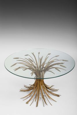 une photo d'une table en verre sur laquelle se trouve un arbre