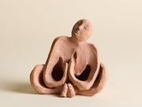 figurine en argile représentant une femme assise en position du lotus