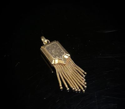 un gros plan d'un collier en or orné de perles, posé sur une surface noire