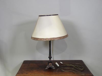 une lampe posée sur une table en bois