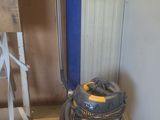 une image d'une pièce dans laquelle se trouve un aspirateur